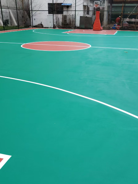 长白 球场长期使用易出现地面开裂